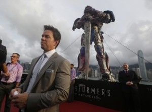 Mark Wahlberg con Optimus Prime en escala real de fondo